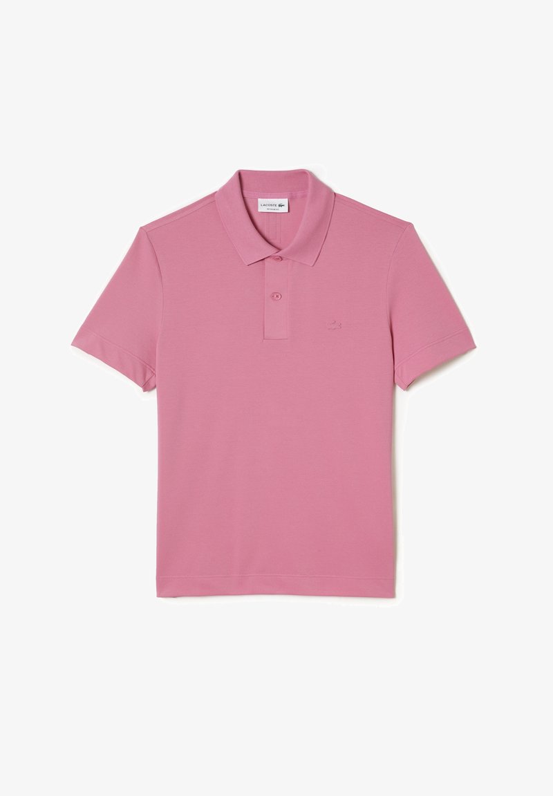 Polo rose à manches courtes avec col, deux boutons et petit logo brodé sur la poitrine gauche.