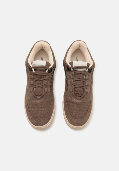 Ruske nubuk-tossor med gummisulor, med präglad logotyp, rund tå och snörning. Mjuk beige innersula.