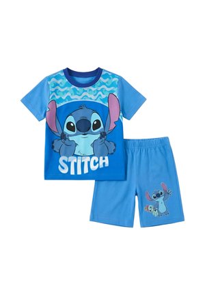 Tenue bleue pour enfants avec le personnage Stitch sur le t-shirt et le short ; le t-shirt présente un motif ondulé et le texte "STITCH", le short montre Stitch tenant une poupée.