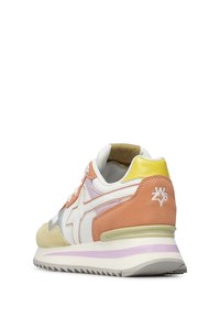 Sneaker multicolore realizzato in materiali scamosciati e sintetici, principalmente bianco con accenti pastello, dettagli testurizzati e suola a contrasto.