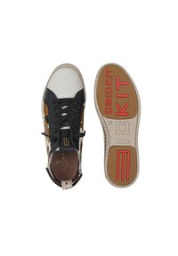 Sneaker neri e marroni con tomaia testurizzata, punta bianca, lacci neri e suola in gomma con accenti rossi e beige e logo del marchio.