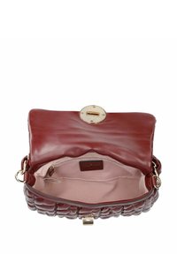 Bolso de mano burdeos de cuero acolchado, con forro de tela beige y detalles en dorado en el cierre y los herrajes.