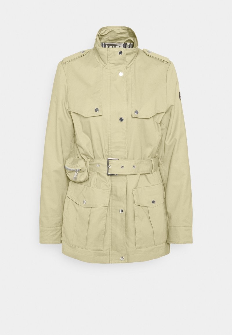Veste utilitaire vert clair avec taille ceinturée, deux poches poitrine, fermetures à pression et col montant avec doublure intérieure rayée.