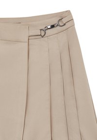 Gonna plissettata beige realizzata in un tessuto morbido, con una vita dotata di un dettaglio in fibbia argentata e una texture sottile. Senza motivi visibili.