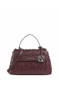 Borsa bordeaux con design a lettere in rilievo, dotata di manico superiore e tracolla staccabile. Accento del logo metallico sulla parte anteriore.