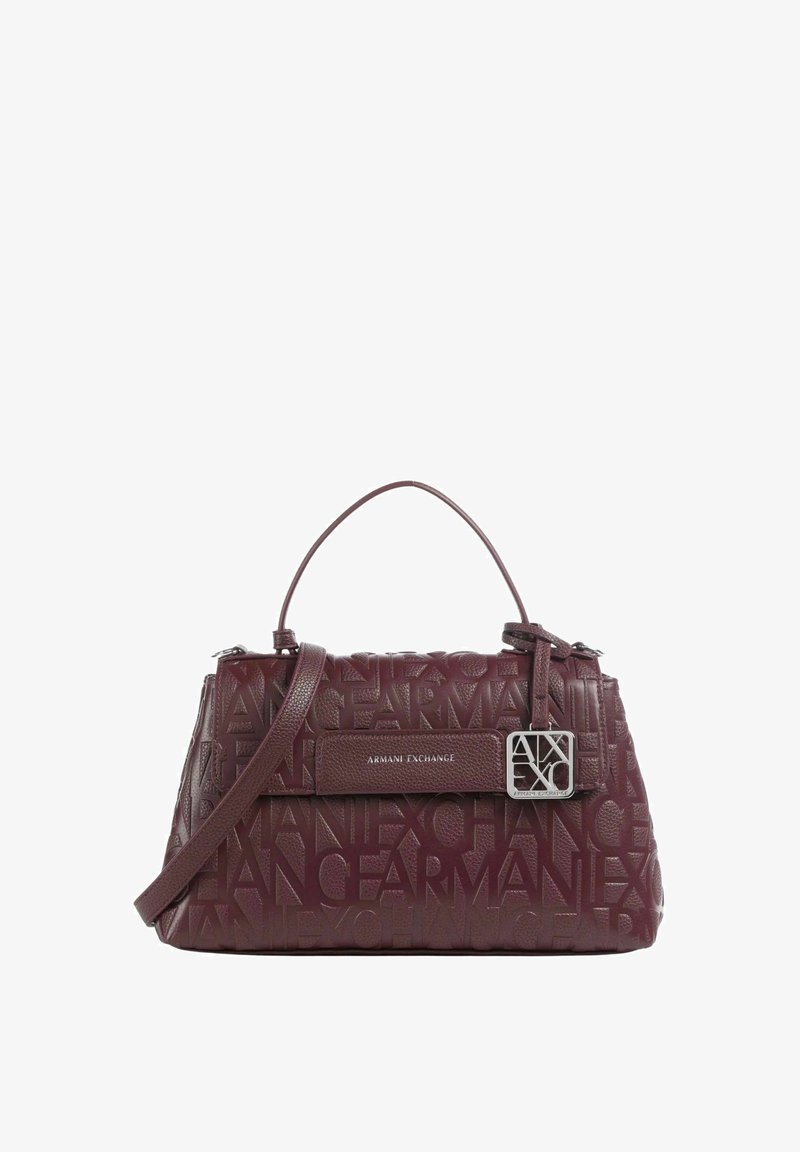 Borsa bordeaux con design a lettere in rilievo, dotata di manico superiore e tracolla staccabile. Accento del logo metallico sulla parte anteriore.