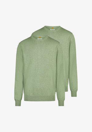 Dwa jasnooliwkowe swetry z okrągłym dekoltem, z prążkowanymi mankietami i krawędzią, ułożone na białym tle, częściowo nałożone na siebie.