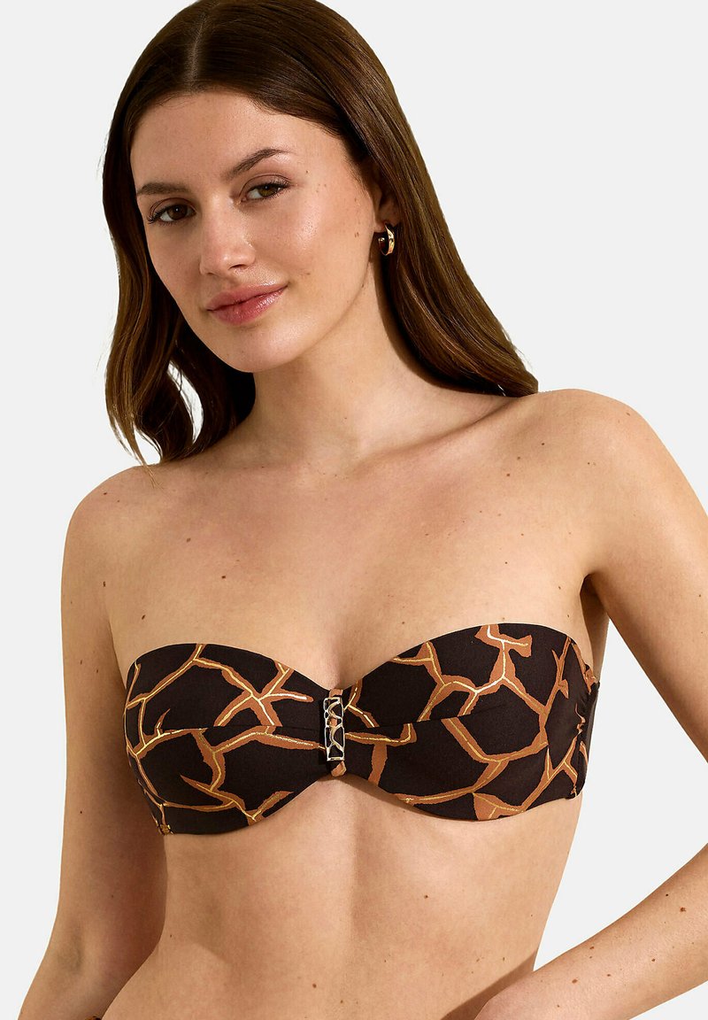 Bruine bandeau bikini top met een giraffe-patroon in goud-oranje, voorzien van een decoratieve metalen sluiting in het midden. Glad materiaal.