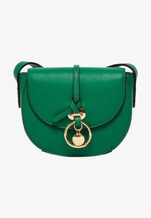 Sac bandoulière en cuir vert avec rabat incurvé, anneau doré et détail de breloque en forme de cœur sur le devant, et bandoulière verte assortie.