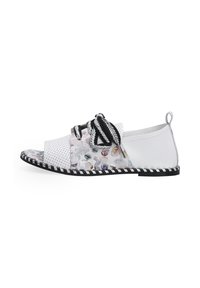 Witte casual schoen met een geperforeerd ontwerp, kleurrijke patroonsecties, een zwart-witte gestreepte zool en een zwarte veters accent.