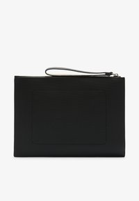 Borsa a mano nera con texture, dotata di un cinturino per il polso e chiusura con zip, caratterizzata da un pannello liscio sul davanti per un tocco di eleganza.