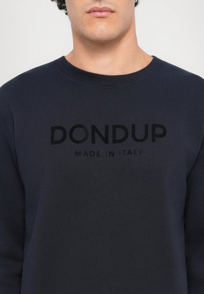 Jūras spēku crewneck džemperis ar melnu teksturētu logo, kas lasāms "DON DUP MADE IN ITALY." Mīksta auduma ar gludu apdari.
