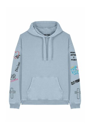 Un hoodie bleu clair avec une poche frontale. Présente des impressions graphiques sur les manches et la poitrine, y compris des cœurs et du texte dans différentes polices.
