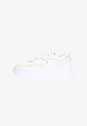 Witte sneaker met gelaagd ontwerp, gestructureerde bovenkant en dikke witte zool. Voorzien van geperforeerde details en gestikte accenten.
