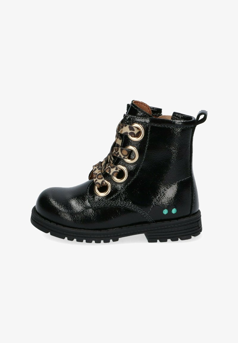 Botín de charol negro con ojales dorados, cordones de estampado de leopardo, acabado texturizado y acentos de puntos verdes en el costado.