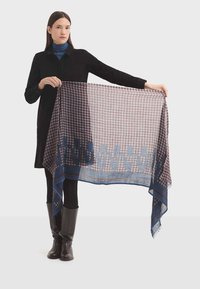 Écharpe transparente à motif pied de poule en bourgogne et bleu marine, ornée de motifs floraux le long du bord et d'une texture douce et légère.