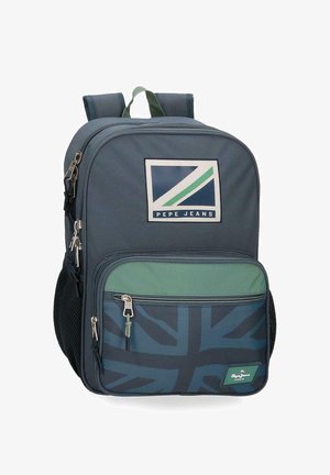 Mochila Pepe Jeans azul oscuro con bolsillo delantero con cremallera, panel superior verde, bolsillos laterales de malla y parches con el logotipo en los compartimentos frontales.