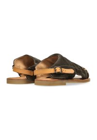 Sandalias de ante verde oscuro con detalles en cuero marrón, correa ajustable con hebilla, diseño de parte trasera abierta y detalles cosidos. Suela plana de goma.