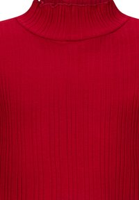 Maglione rosso a collo alto con texture a coste, dotato di un colletto arricciato e linee verticali, realizzato in un morbido tessuto a maglia elastico.