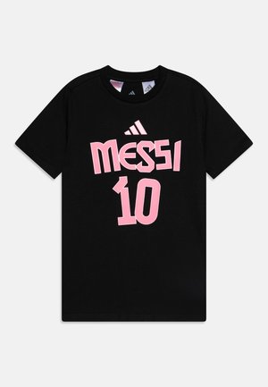Schwarzes Baumwoll-T-Shirt mit kurzen Ärmeln, das auf der Vorderseite den auffälligen pinken Schriftzug "MESSI 10" und das Adidas-Logo auf dem oberen Rücken trägt.