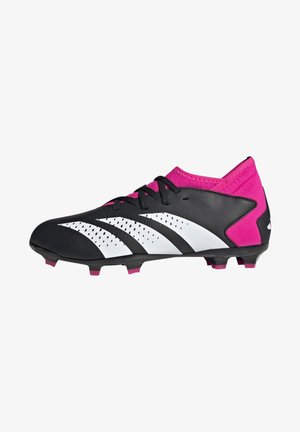 Crampons de football noirs avec des accents roses, présentant une tige synthétique lisse, six crampons sur la semelle, et un design à rayures blanches.