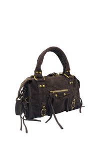 Sac à main en suède marron avec une poche avant zippée, des accents en métal doré, des poignées doubles et des détails de frange. Design compact et structuré.