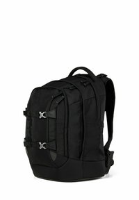 Schwarzer Rucksack mit mehreren Reißverschlussfächern, verstellbaren Trägern und seitlichen Schnallen. Hergestellt aus strapazierfähigem Material mit strukturiertem Finish.