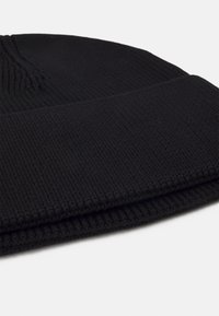 Zwarte gebreide beanie met een geribbelde textuur, omgeslagen rand en een gladde afwerking. Het ontwerp is eenvoudig en aansluitend.