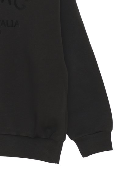 Felpa nera con una texture morbida, polsini a costine e un design decorativo sulla parte frontale. Il tessuto sembra spesso e confortevole.