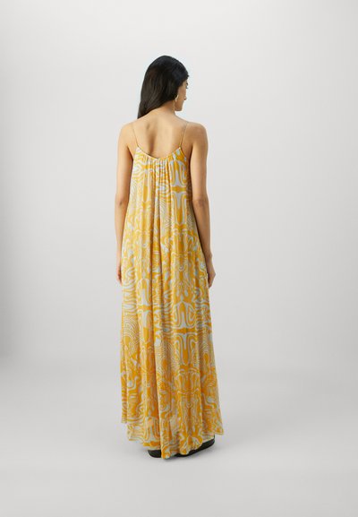 Vestido maxi en amarillo y blanco, con un patrón abstracto, tirantes finos y una tela fluida que va desde un torso ajustado hasta un dobladillo suelto.