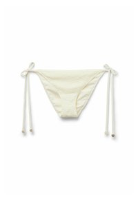 Vita bikiniunderdelar med texturerad tyg, sidband och metalldetaljer vid knutändarna. Har en klassisk lågriskonstruktion.