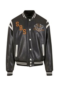 Juodas odinis varsity švarkas su baltais ir oranžiniais akcentais. Turėtų spenelio mygtukus, išsiuvinėtus logotipus, šonines kišenes bei dryžuotus rankogalius ir apačią.