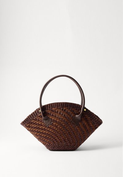 Sac à main tissé de couleur marron en forme d'éventail, avec une surface texturée, deux poignées en cuir marron et un petit accent doré.