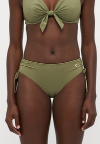 Bikini set maslinaste zelene boje s čvorom na vrhu bandeau i visokim strukom. Ima podesive bočne veze i zlatni logo kao detalj.