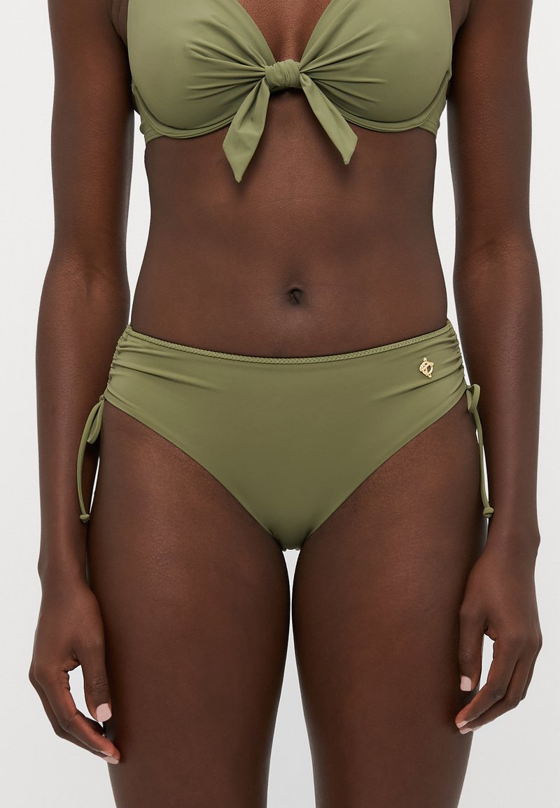 Bikini set maslinaste zelene boje s čvorom na vrhu bandeau i visokim strukom. Ima podesive bočne veze i zlatni logo kao detalj.