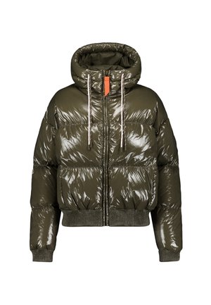 Veste matelassée vert olive, brillante, avec capuche. Comprend des cordons de serrage, une fermeture éclair sur le devant et des poignets et un ourlet côtelés pour un ajustement confortable.