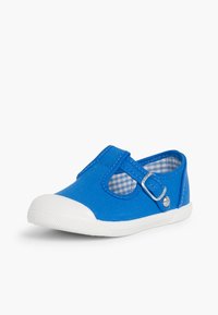 Blå canvas sko med hvid gummisål, lukket tå-design og justerbar rem. Indvendig foring har et ternet mønster.