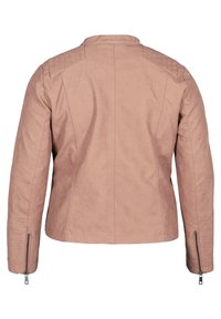 Różowa kurtka z eko skóry o dopasowanym kroju, z pikowanymi akcentami na ramionach i zapinanymi na zamek mankietami. Gładka tekstura i subtelne przeszycia.