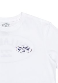 Valkoinen puuvillapaita, jossa on pyöreä pääntie ja navy- ja punainen ovaali logo, jossa lukee "BILLABONG" rinnassa.