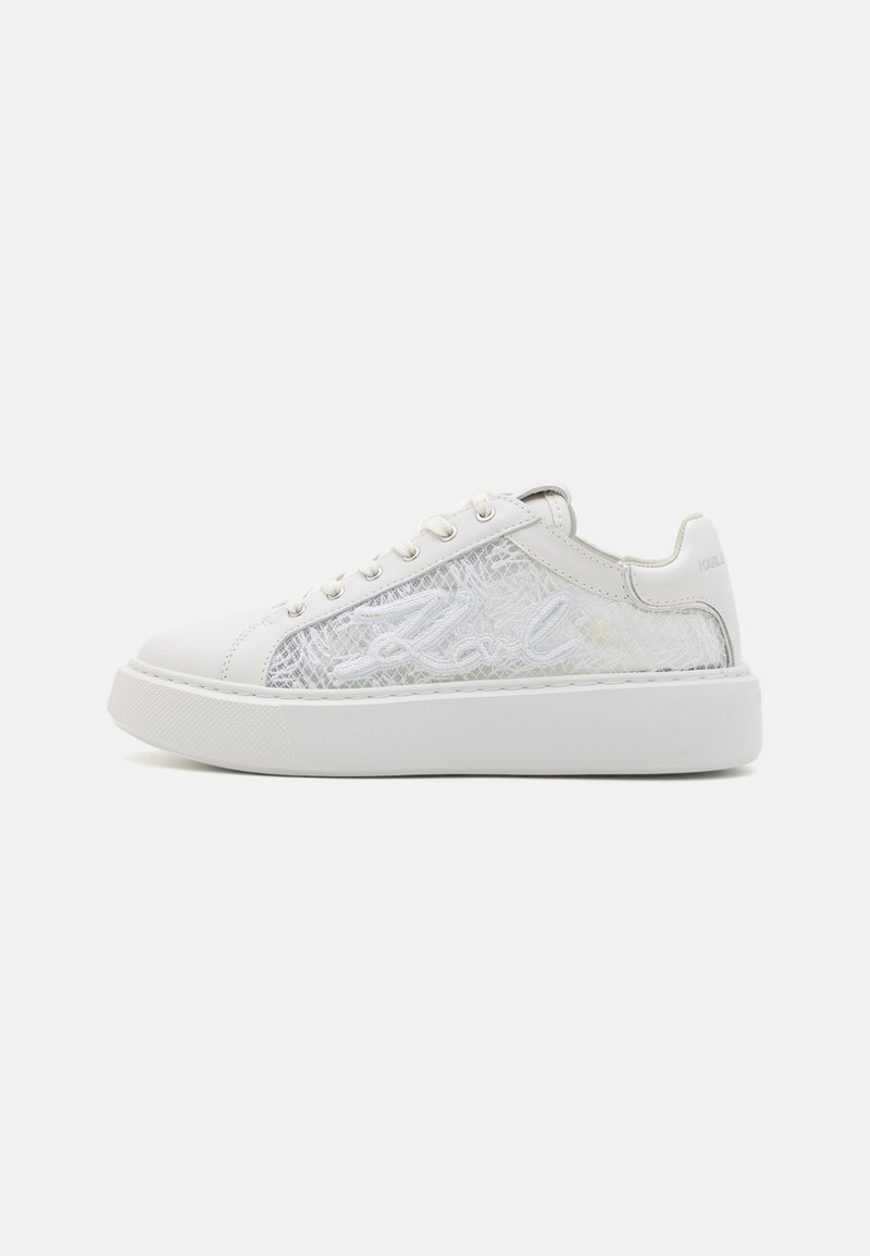 Sneakers bianche con parte anteriore in pelle liscia e pannelli in rete traslucida. Presentano una suola piattaforma e un dettaglio del logo impresso sul tallone.