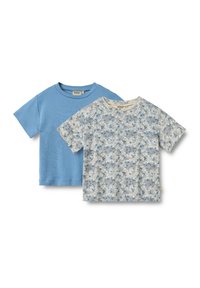 Dos camisetas: una de color azul claro sólido y la otra con un patrón floral en azul claro y blanco. Ambas tienen mangas cortas y escote redondo.