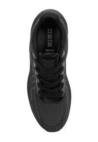 Czarne buty sportowe z teksturowaną siateczką, okrągłym noskiem, sznurowanym zapięciem, wyściełanym kołnierzem i brandingiem "BIG STAR" na wkładce.