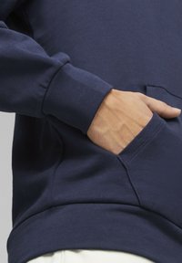 Marineblaue Sweatshirt mit einer Vordertasche, gerippten Bündchen und einem glatten Stoff. Das Design zeichnet sich durch eine lässige Passform aus.