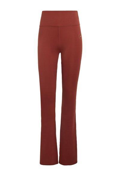 Højtaljede, rustfarvede stretchbukser med flare-ben og et diskret rundt logo på højre hofte.