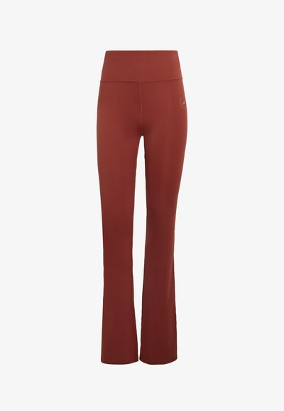 Højtaljede, rustfarvede stretchbukser med flare-ben og et diskret rundt logo på højre hofte.