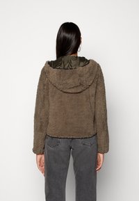 Vero Moda Chaqueta de invierno - brown