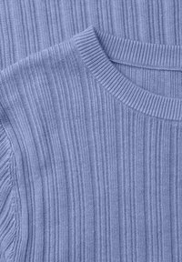 Maglione azzurro chiaro lavorato a maglia con trama a coste e scollatura rotonda. Il tessuto presenta linee sottili e una finitura leggermente elastica.