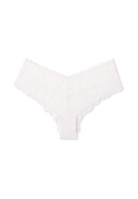String in pizzo bianco con fascia scallopata, caratterizzato da intricati motivi floreali, texture leggera e bordi delicati.