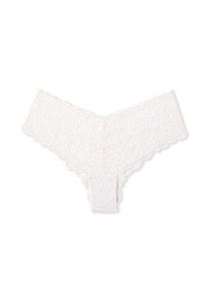Tanga blanco de encaje con cinturilla con bordes ondulados, que presenta intrincados patrones florales, textura ligera y un borde delicado.