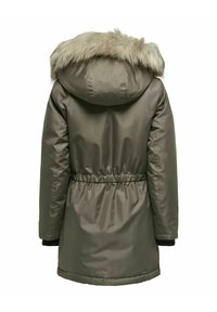Parka jakna u maslinasto zelenoj boji, s lažnim krznom na kapuljači, elastičnom strukom i rebrastim manžetama za toplinu i udobnost. Glatka tekstura.